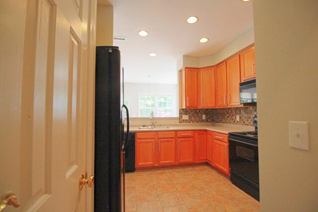 Building Photo - Gorgeous 3 bedroom, 2.5 bath house close to Brier Creek