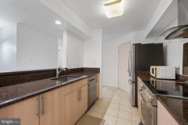 Building Photo - 7713 Lafayette Forest Dr