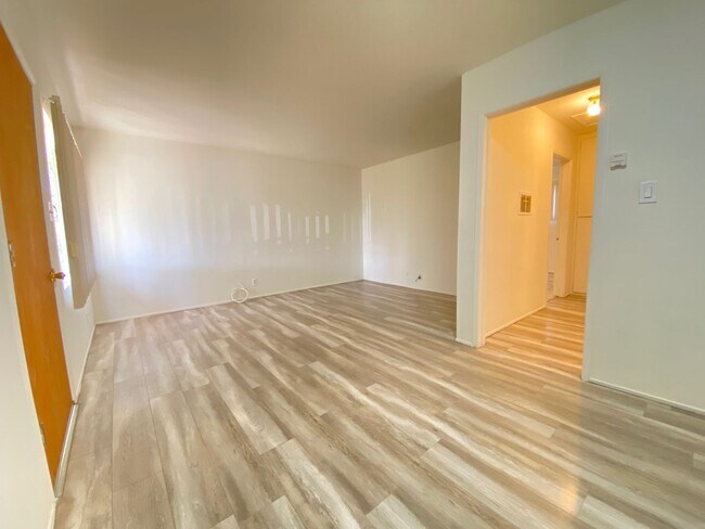 Building Photo - Cozy 3 Bedroom and 1 Bathroom in a good ar...
