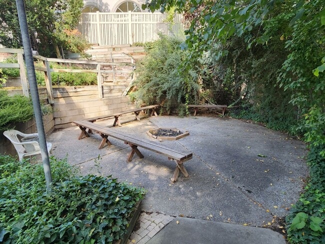 Building Photo - Beautiful 5 Bd 3.5 Ba Home in Holladay