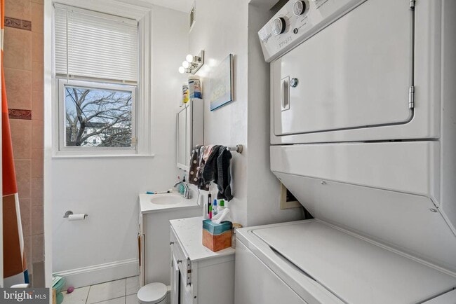 Building Photo - 1373 Quincy St NW