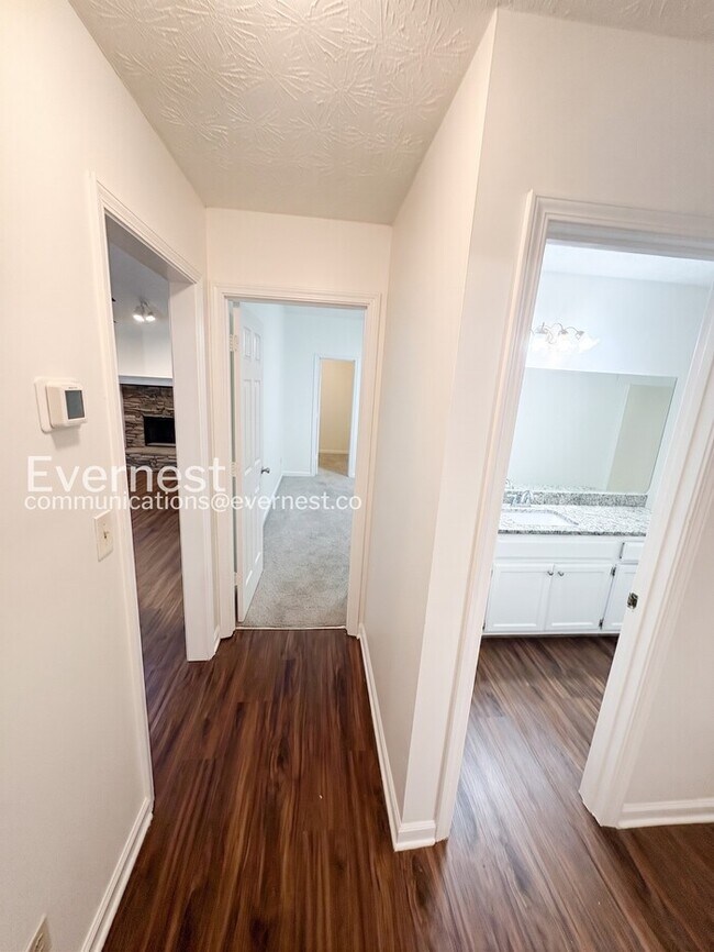 Building Photo - Spacious  Home with Deck, Patio, and Garage! / 3 Bed, 2 Bath / Available now!