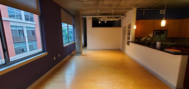 Building Photo - 840 E Green St