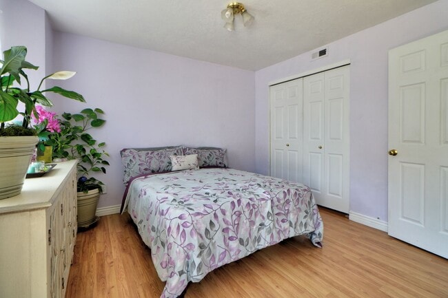 Building Photo - Pet Friendly Townhome in Provo