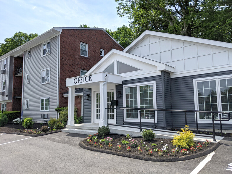 Primary Photo - Colonial Townhouse Apartments