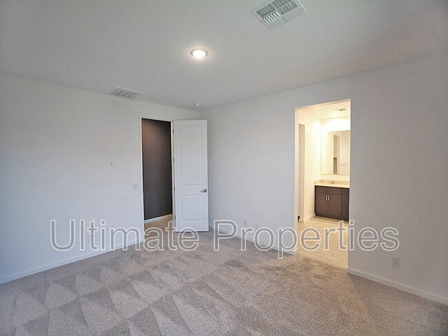 Building Photo - 12639 W Country Club Trail