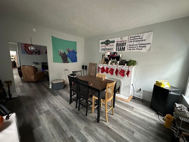 Building Photo - 5 Bedroom House Available Next to UC Campus