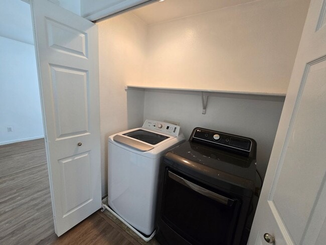 Building Photo - 3 Bedroom Updated Townhouse