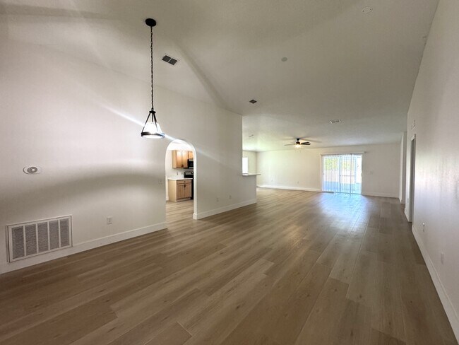 Building Photo - 964 Vanderbilt Dr