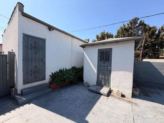 Building Photo - Charming 2 Bed Home with A/C, 2 Car Garage, Huge Yard & In-Unit Laundry