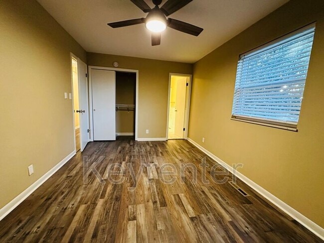 Building Photo - 918 W Forest Blvd