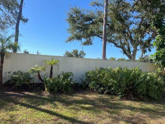 Building Photo - Welcome to your new home in beautiful Venice, Fl!  2 Bedroom 2 Bath w/ Den