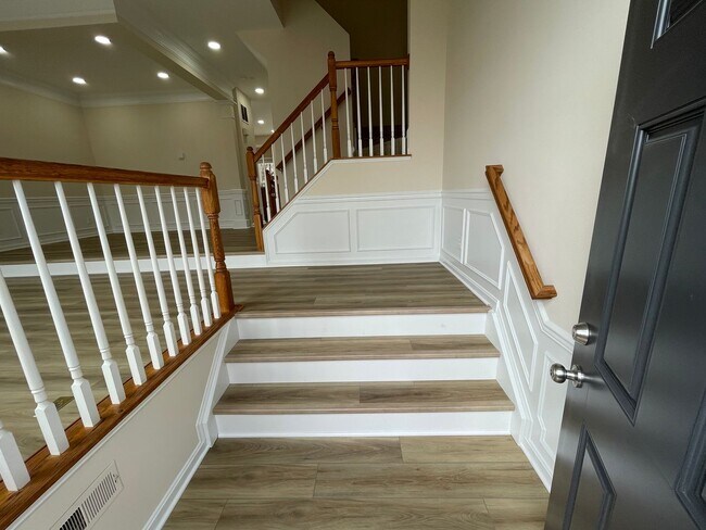 Building Photo - Elegant And Spacious 3 Bed 3.5 Bath Townhome In Vibrant Loudon Parkway Center