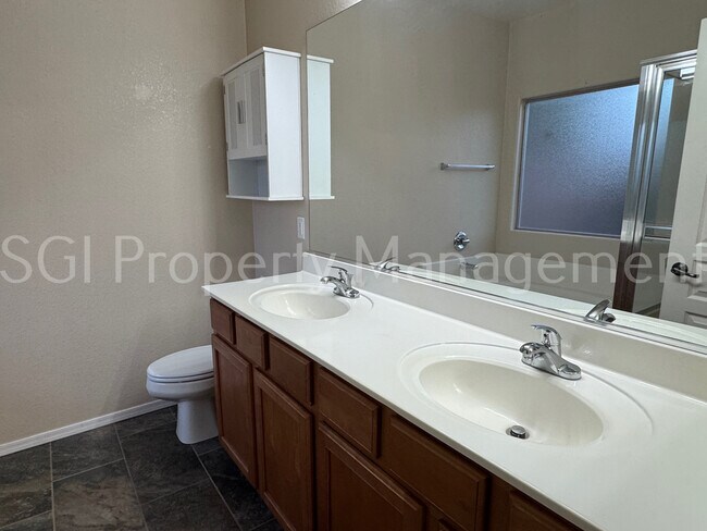 Building Photo - 44572 W Santa Fe Ave