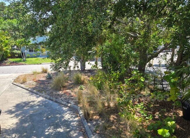 Building Photo - 837 10th Ave N