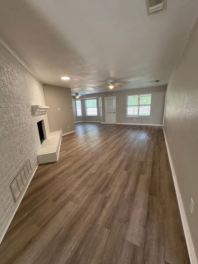 Building Photo - 1310 Goodhue Dr