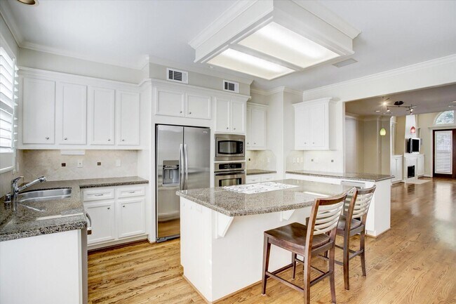 Building Photo - 6638 Minola St