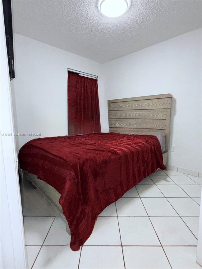 Building Photo - 660 W Park Dr