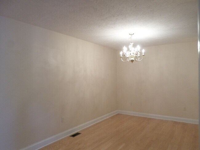 Building Photo - 4 bedroom 3 bath Townhouse