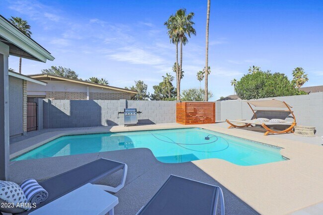 Building Photo - 421 Lila Cir