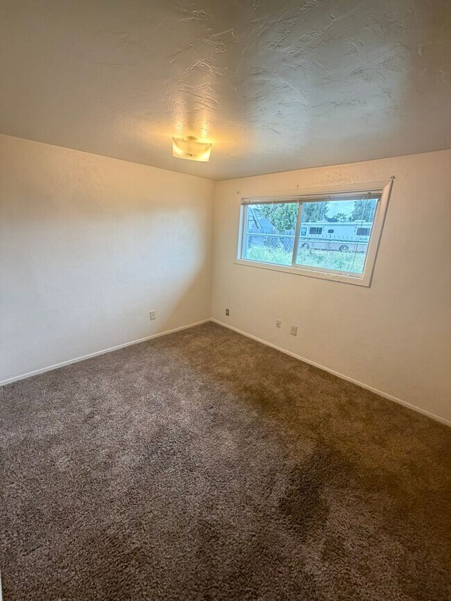 Building Photo - Large Two Bedroom Conveniently located Amenities!