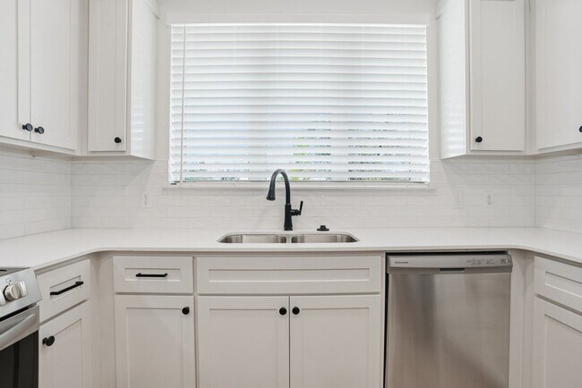 Building Photo - 3 Bed | 2 Bath Luxury Duplex