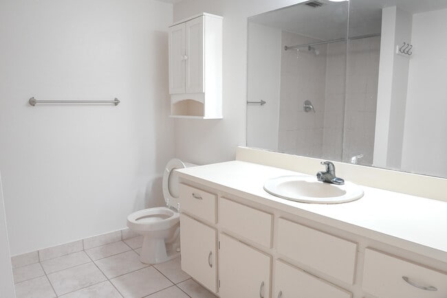 Building Photo - 2112 S Cypress Bend Dr