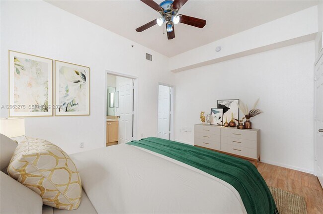 Building Photo - 2851 Riverside Dr