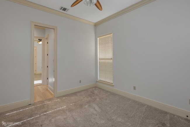 Building Photo - 322 Paris Pl