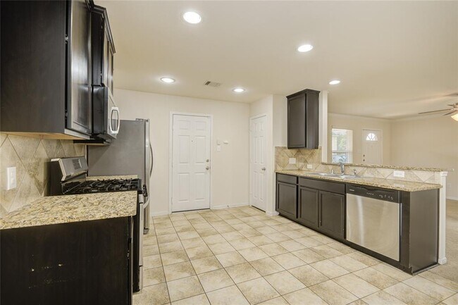 Building Photo - 2111 Denridge Dr