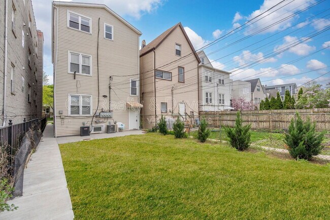 Building Photo - 2928 N Ridgeway Ave