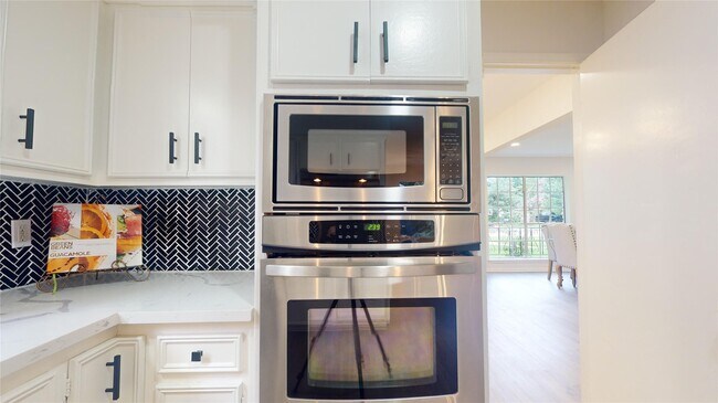 Building Photo - 811 Devonport Ln