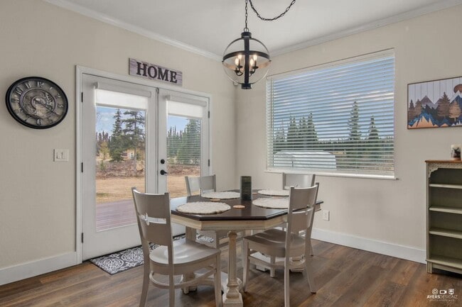 Building Photo - SEASONAL RANCH HOME