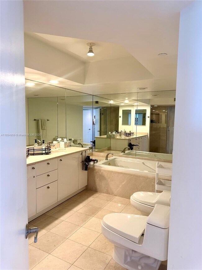 Building Photo - 16500 Collins Ave