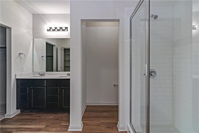 Building Photo - 132 Shiner Ln