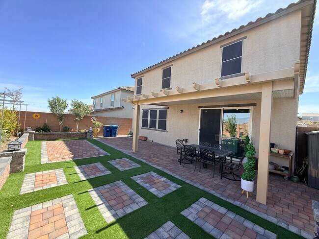 Building Photo - Gated NW community 5Bed