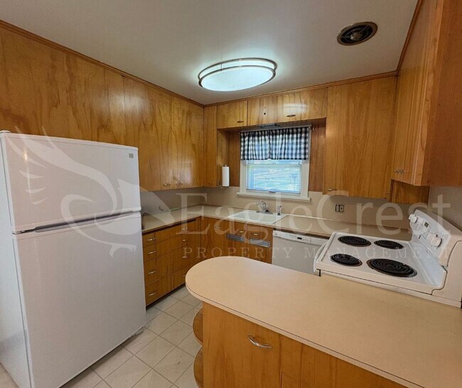 Building Photo - Three Bedroom, Two Bathroom House with Fenced Yard and Outdoor Fireplace