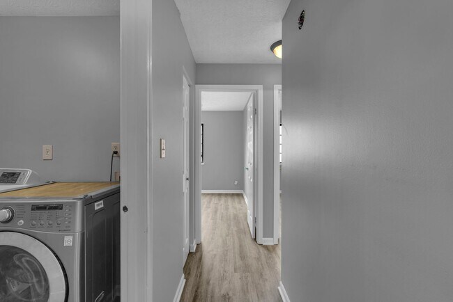 Building Photo - 833 Delray Dr