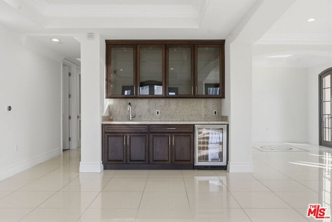 Building Photo - 462 S Maple Dr