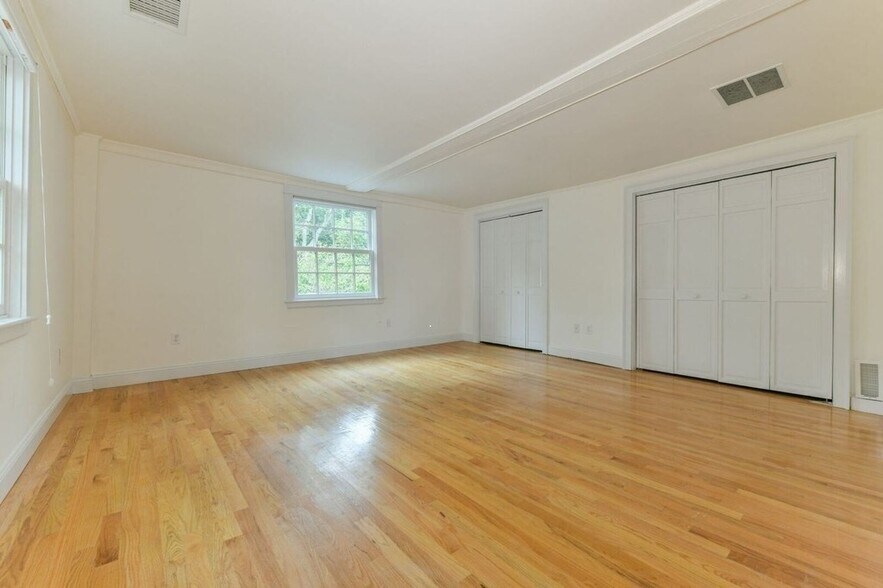 Building Photo - 7 Park Plz