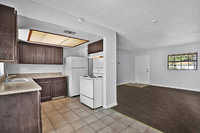 Building Photo - Move-In Ready 3-Bedroom Home with Spacious...