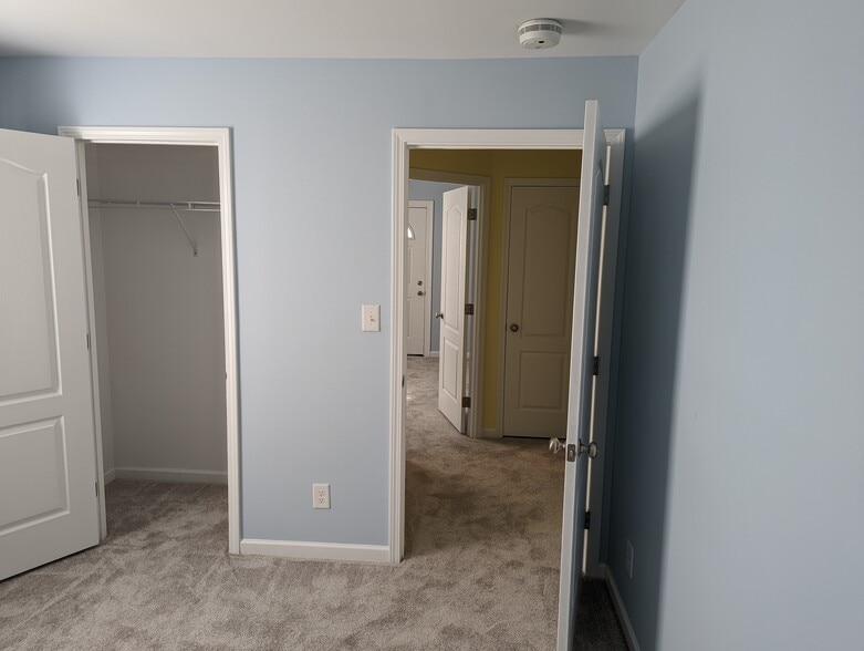 Building Photo - 8073 River Rd SE