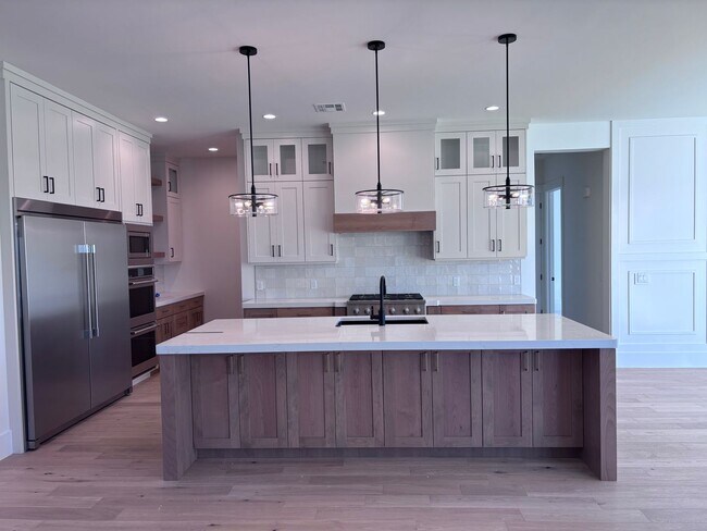 Building Photo - Beautiful 5 bed 4 bath home in Desert Canyon