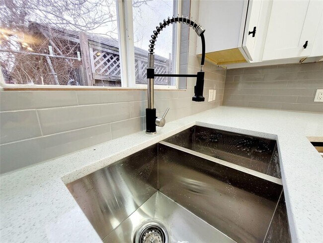 Building Photo - 317 W Houston Ave