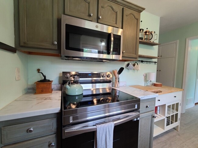 Building Photo - Partially Furnished 3-Bedroom Home with Fe...