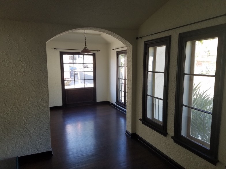 Building Photo - 2137 Vine St