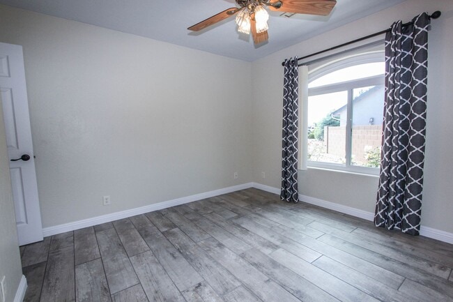 Building Photo - 3 Bedroom Home in Viewpoint East  Applicat...