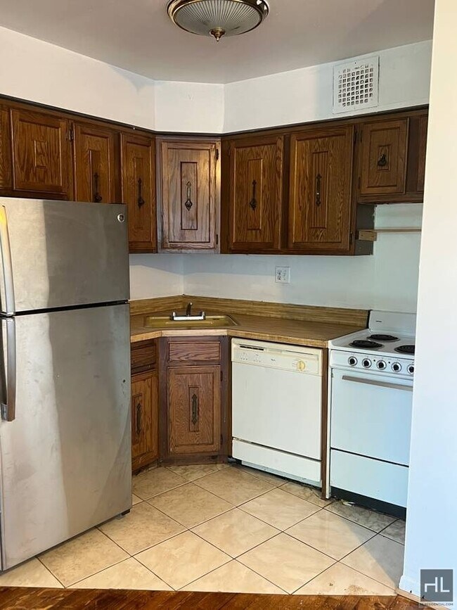 Building Photo - 38 AVENUE