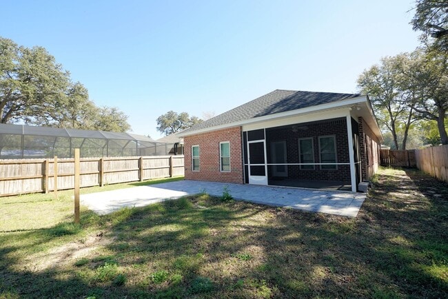 Building Photo - Four Bedroom Home
