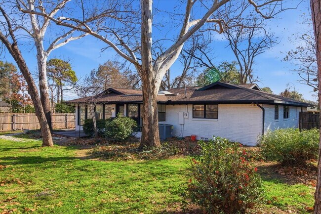 Building Photo - "Spacious 3-Bed, 2-Bath Gem with 2,155 Sq. Ft. on University Drive in Arlington, TX!"
